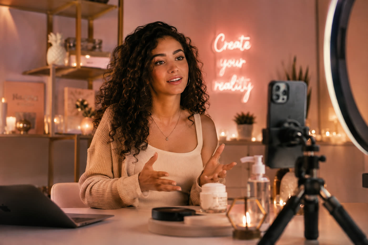 Creadora produciendo contenido con IA